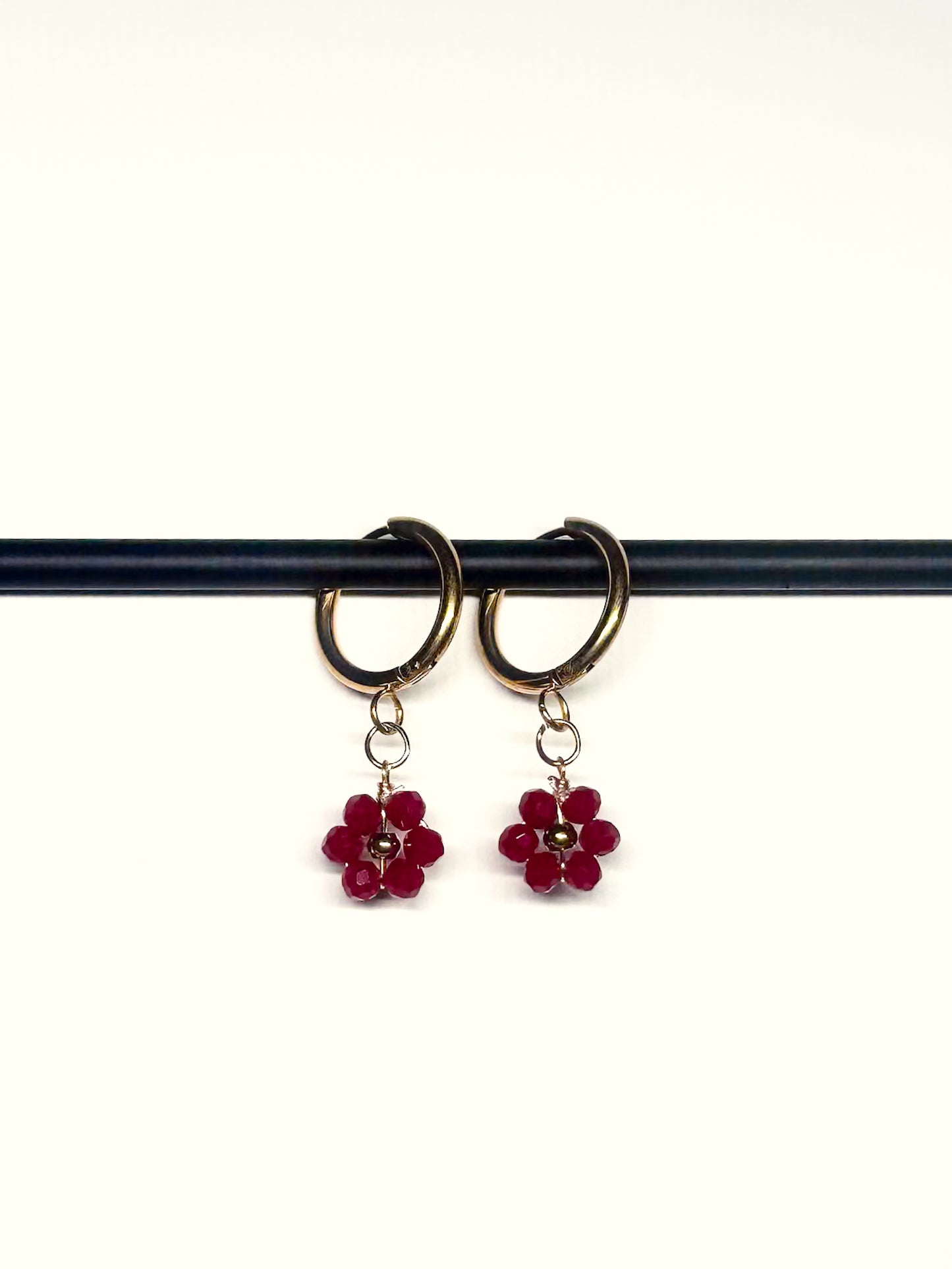 Boucles d'Oreilles en Acier Inoxydable, Fleur Perlée Rouge